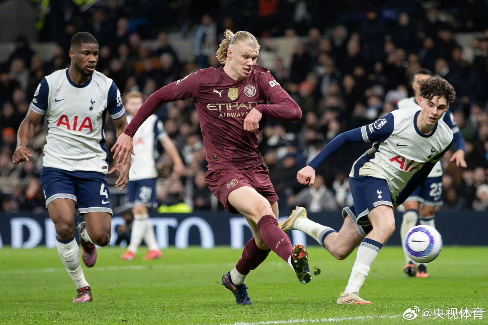 3377官方入口-赛地聚焦——英超赛后热度飙升，法兰克福复出首秀，引发热议，年轻球员得到机会的简单介绍